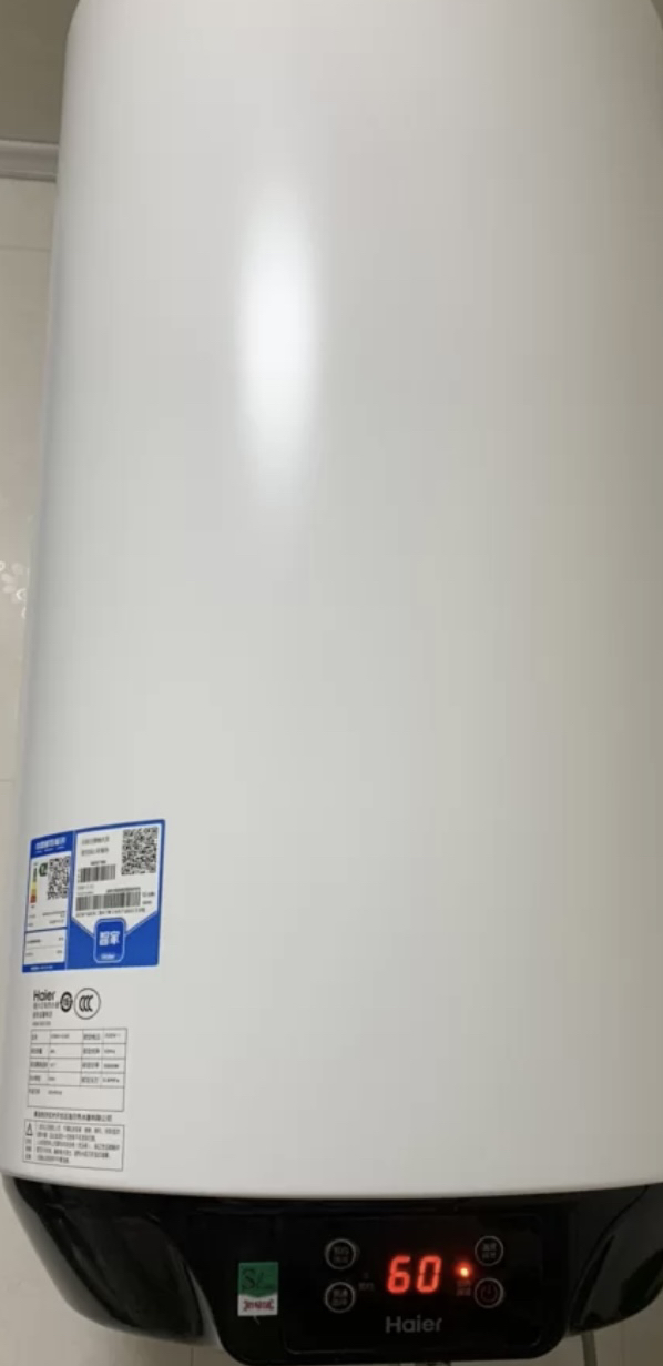 海尔(Haier)电热水器60升小尺寸立式竖式数显3000W速热一级能效变频安全防电墙金刚三层胆壁挂式晒单图