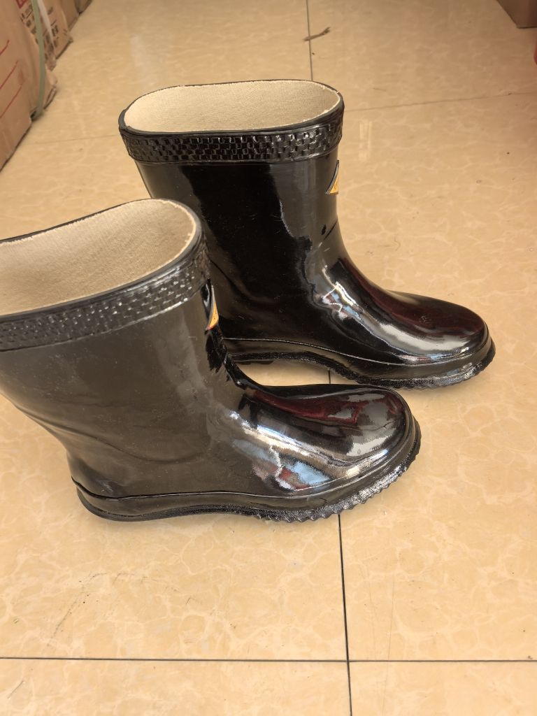天天平安 绝缘靴 高压绝缘靴 电工靴 耐磨防滑高筒雨靴 10KV/双晒单图