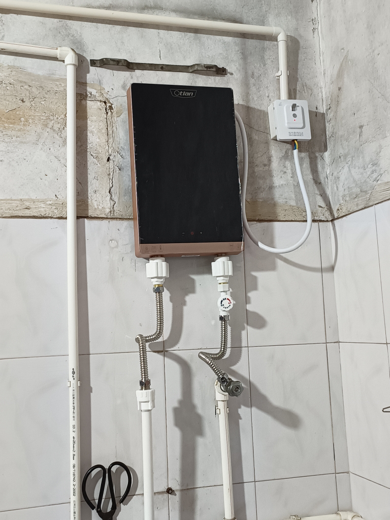 奥特朗(Otlan)F15H-Z70A即热式电热水器小型家用超薄过水速热卫生间淋浴洗澡智能恒温快热式7000W铸铝加热器晒单图