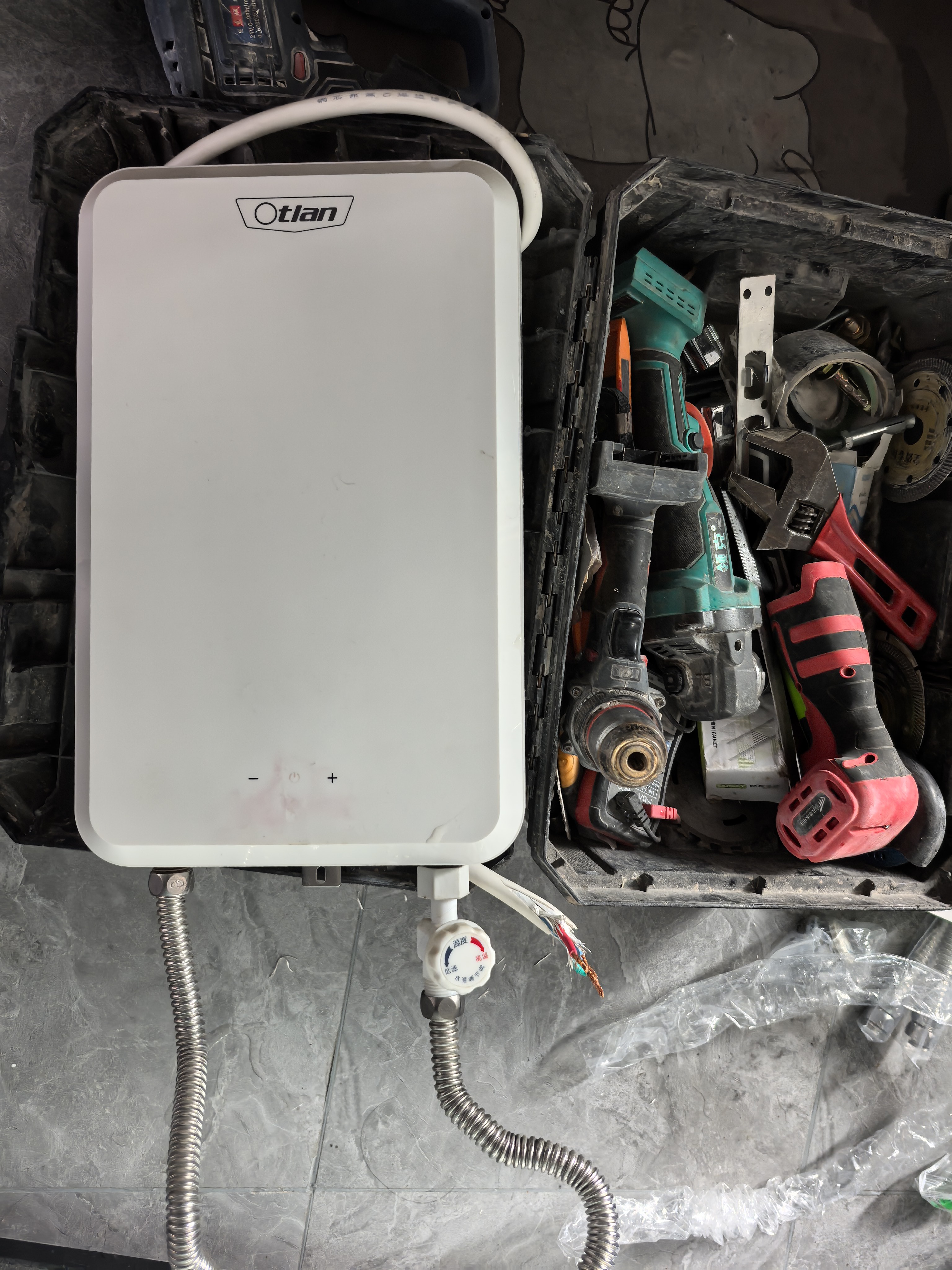 奥特朗(Otlan)F16H-Z85C 即热式电热水器 智能变频恒温微电脑触控式家用小型过水热免储水卫生间洗澡快热式晒单图