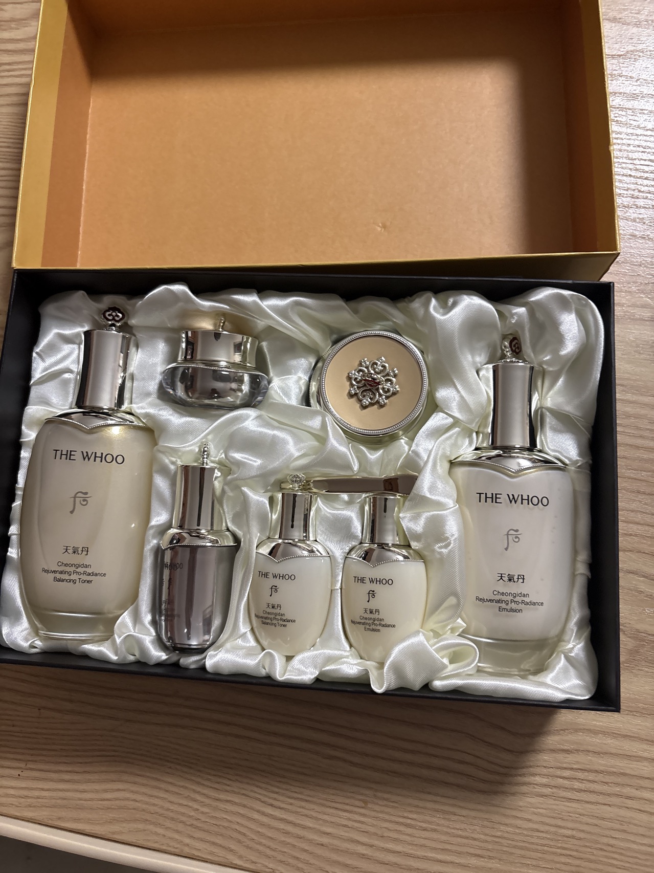 后(Whoo)新款天气丹 花献/华泫光彩紧颜 水乳霜护肤7件套装套盒 滋润营养 紧致祛黄晒单图