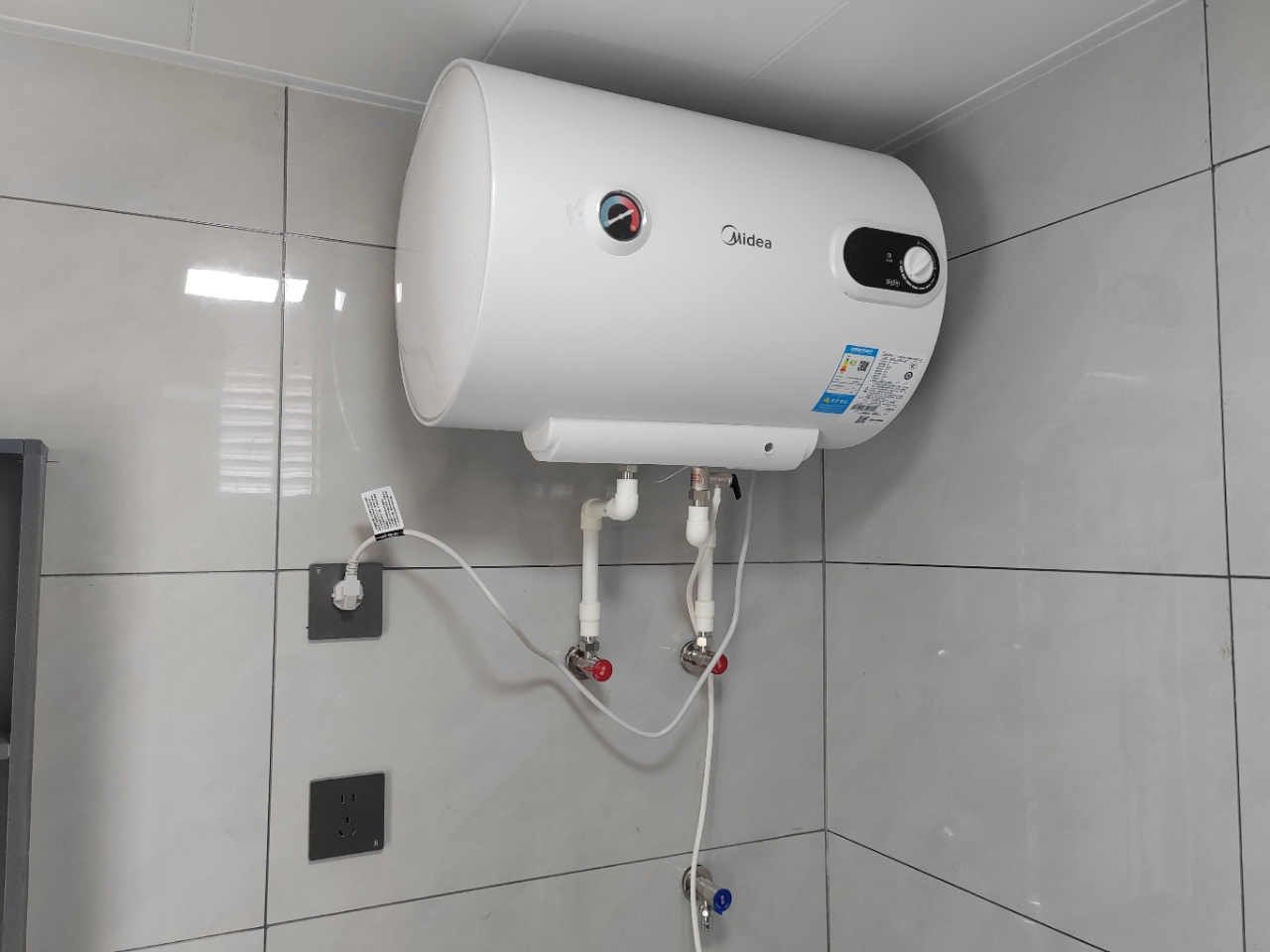 美的(Midea)40升2000W速热 加长防电墙版 蓝钻内胆耐用 8年质保储水式电热水器简约版15A3晒单图