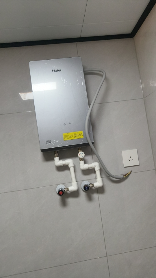 海尔(Haier)即热式电热水器8500W无极变频厨房卫生间小型淋浴快速洗澡防电墙家用即开即热85ZE1晒单图