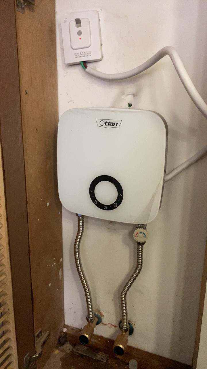 奥特朗(Otlan)即热式电热水器家用小型变频恒温卫生间洗澡过水快速热免储水 抑菌护肤 手机小程序控制C11H-Z85A晒单图