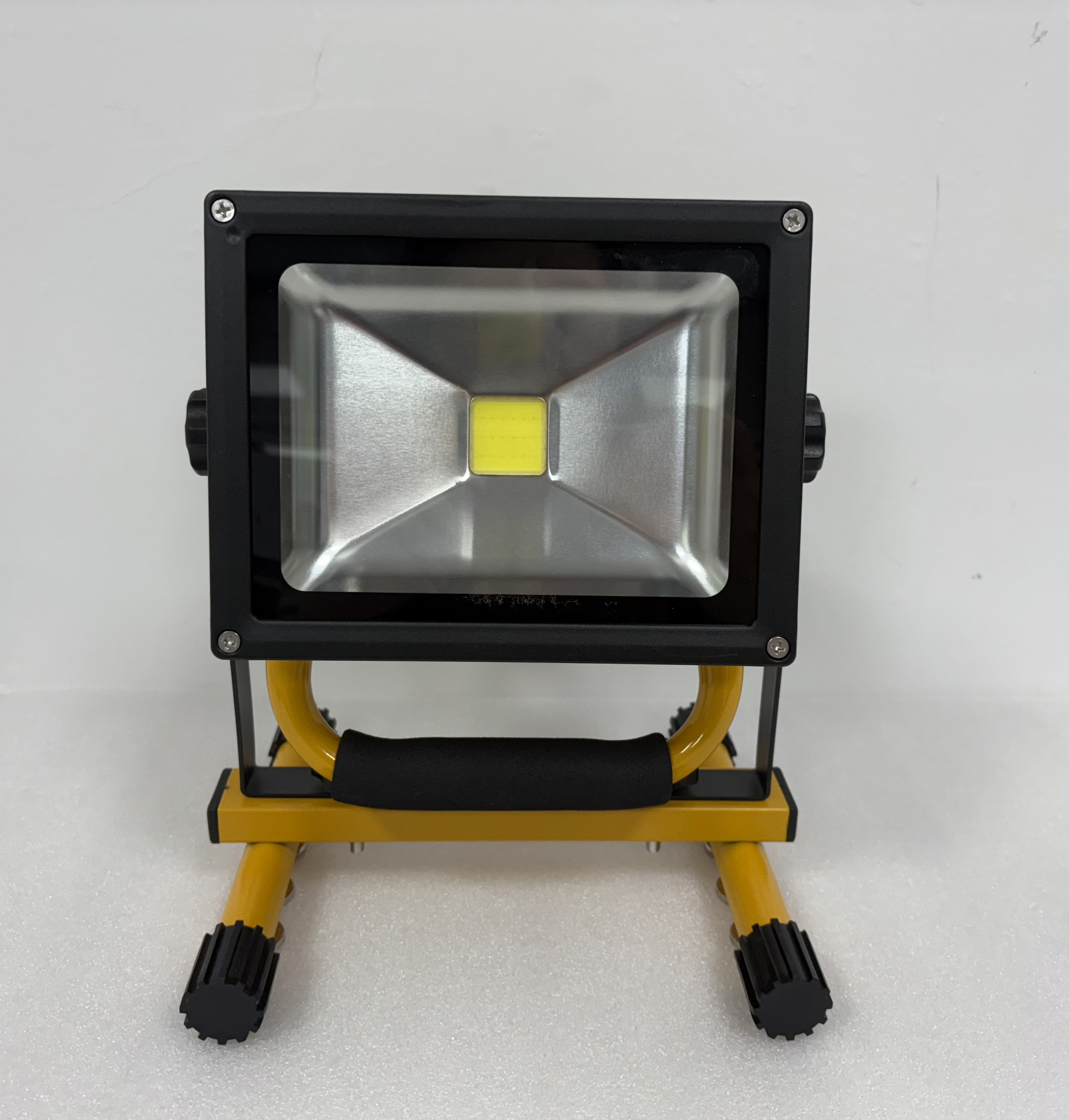 采用大功率LED,固态免维护光源,光效高、寿命长、绿色环保、发热量低,可在各种场所安全、可靠工作;晒单图