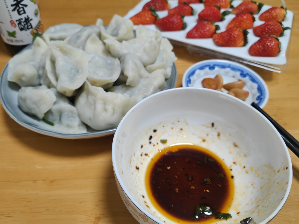 顺丰快递[熊猫鸟]彩箱装 四川正宗大凉山露天草莓 小果 单果15g左右 净重1.2斤 (300g*2) 吸塑盒晒单图