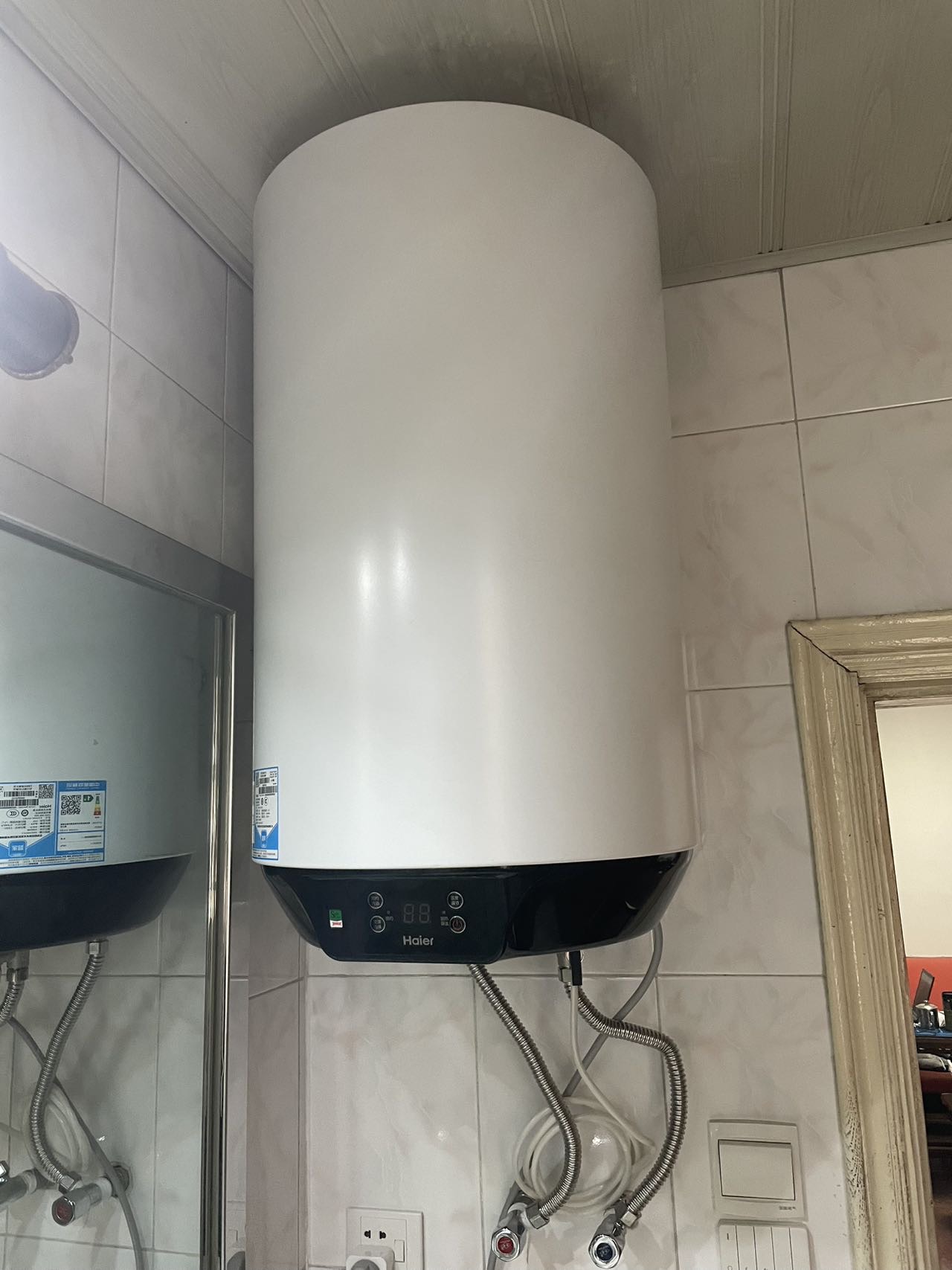 海尔(Haier)电热水器50升小尺寸立式竖式数显3000W速热一级能效安全防电墙金刚三层胆壁挂式晒单图