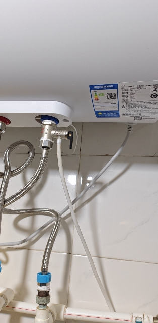 美的(Midea)40升2000W速热 加长防电墙版 蓝钻内胆耐用 8年质保储水式电热水器简约版15A3晒单图