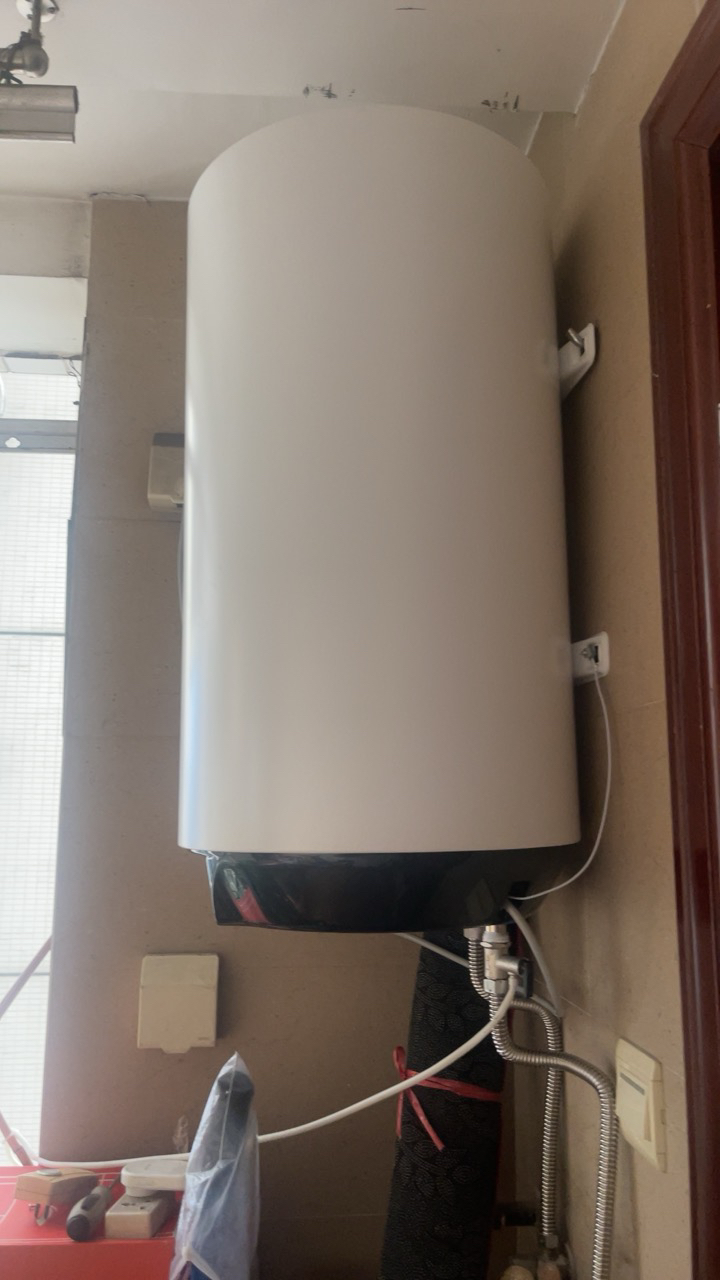 海尔(Haier)电热水器60升竖式ES60V-U1(E) 3000W变频速热 预约洗浴 安全防电墙 金刚三层胆 壁挂式晒单图