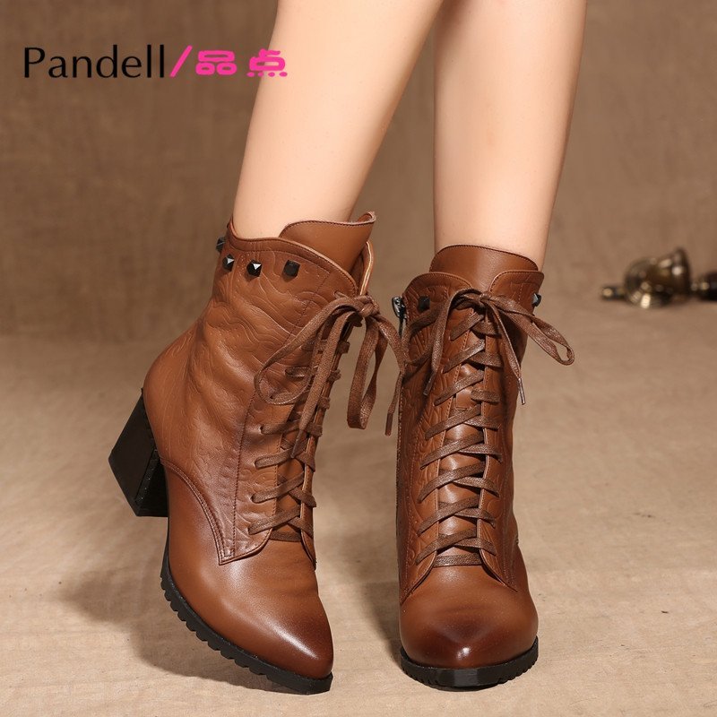 品点(Pandell)新款粗跟短靴及踝靴尖头印花铆钉秋冬女靴时尚靴子女鞋中跟马丁靴