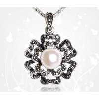 Kaila复古镶钻仿珍珠忧郁玫瑰项链