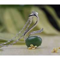 悦人和田碧玉镶925银镀白金天鹅吊坠-情拥碧海