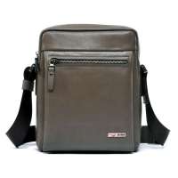 CROCODILE(鳄鱼恤)头层平纹牛皮立体斜跨商务男包11112070卡其色