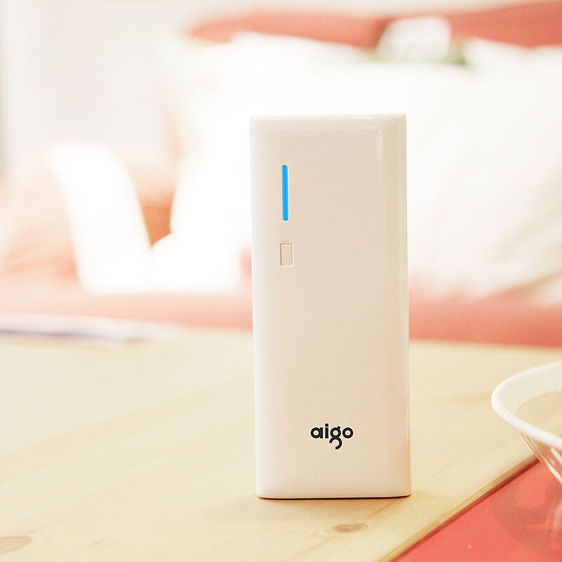 爱国者(aigo) 移动电源K112 10000毫安 双USB输出 LED强光手电 白色