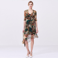 个性时尚不规则印花真丝连衣裙.