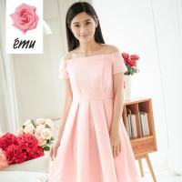 EMU/依妙红玫瑰时尚一字领漏肩短袖连衣裙女性感X型短款粉红裙夏