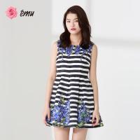 emu/依妙红玫瑰 2017夏季时尚休闲女装 条纹印花X型无袖连衣裙