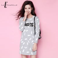 拉夏贝尔2017冬新款字母羽毛印花圆领长袖中长款连衣裙10009770