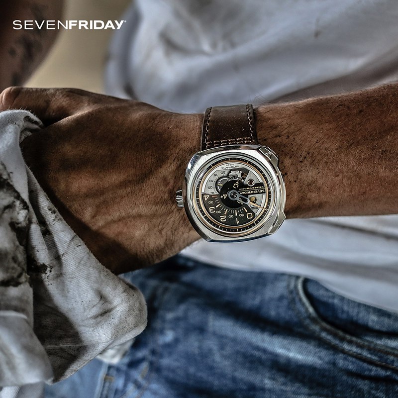 七个星期五(SEVENFRIDAY) 正品瑞表7个七个星期五男士手表皮带机械表V2/01