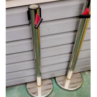 隔离桩2米 红色拉带 银色杆