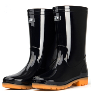 中筒黑色雨靴
