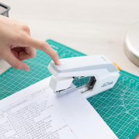 得力 省力型订书机12#钉 加厚型可钉50页 订书器 学生订书机