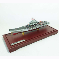 1:1000辽宁号航空母舰模型(带玻璃罩手提箱包装)