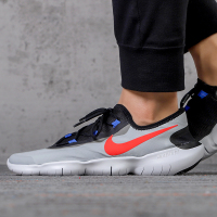 耐克 CI9921-005 FREE RN 5.0赤足缓震透气休闲舒适耐磨跑步鞋 浅橄榄绿色/黑/山峰白色 单位:双