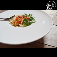 简约白色陶瓷盘草帽