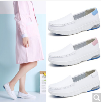 公马白色气垫护士鞋女新款真皮透气防臭医院坡跟软底平底舒适厨房韩版单鞋