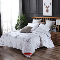 木辛梓臻品羊毛被白色