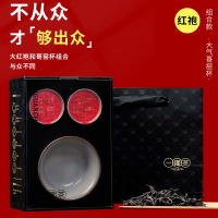 一罐茶的大红袍带杯子