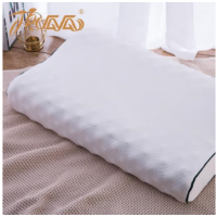 顶瓜瓜泰国进口乳胶枕(圆点)DGGZ1005