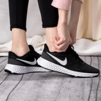 耐克(NIKE)女鞋 REVOLUTION 5运动鞋缓震透气轻质休闲跑步鞋 BQ3207-002