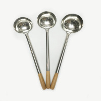 满红木柄不锈钢炒勺长柄汤勺分菜勺3号勺(8两)口径约12.5cm 柄长约38cm 全长约48cm 单位:1个