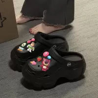 草莓熊洞洞鞋女款外穿新款防滑沙滩松糕厚底增高凉鞋女士黑色