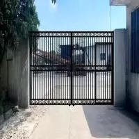 铁艺大门庭院门 净宽4.69中装内开 对开门 大门离地10公分安装 外看右中开小门