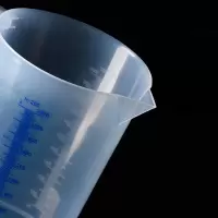 量杯 加厚蓝色刻度带盖量杯 耐冷热量水杯 带刻度计量杯 塑料量杯 蓝线250ml加盖
