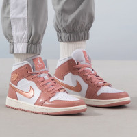 耐克(NIKE)女鞋 Air Jordan 1 Mid 粉色玫瑰中帮运动篮球鞋