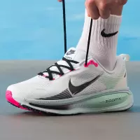 耐克(NIKE)男鞋新款运动鞋低帮轻便舒适健身训练缓震VOMERO 18跑步鞋IM6676-104 ZP