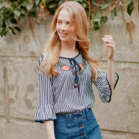 荷叶袖绣花条纹上衣