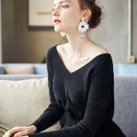 秋装时尚收腰线衫精致v领针织衫纯色显瘦套头衫秋款黑色