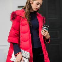 连帽斗篷式中长羽绒服