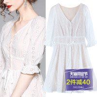 v领小白裙女夏2018新款收腰冷淡风白色连衣裙显瘦褶皱奶油裙气质