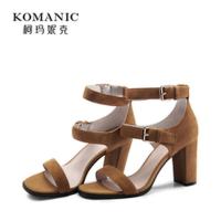 柯玛妮克 2018夏季新款羊猄皮高跟女鞋 露趾针扣袢带绒面粗跟凉鞋