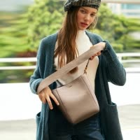 网红软皮水桶包2019宽肩带包包女韩版简约百搭单肩大容量女包