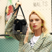 包包女包新款2019高级感质感金属手提斜挎包粗花呢拼接水桶小包