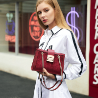 妙迪2019时尚潮款质感磨砂拼接牛皮小方包款复古酒红色chic链条包