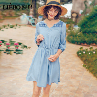 裂帛夏新款小心机纽扣复古气质收腰A字牛仔刺绣显瘦连衣裙