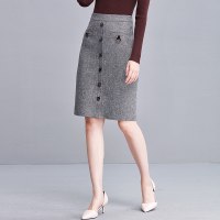 欧昵雪 秋冬季纽扣饰人字呢条纹修身毛呢半身裙女臀中裙d